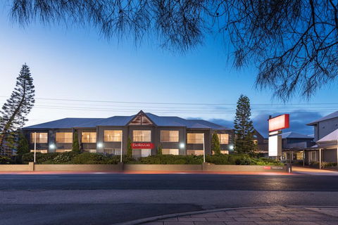 Bellevue On The Lakes - Tourism Townsville 0