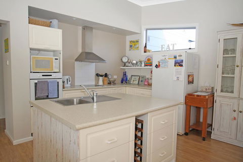 Berrara's Home Away From Home - Tourism Townsville 3