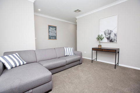 Best Central Wagga Townhouse - Tourism Townsville 3