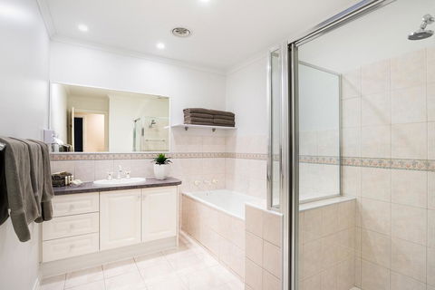 Best Western Fawkner Suites & Serviced Apartments - Tourism Townsville 3