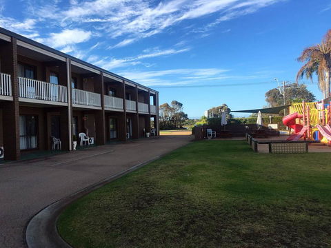 Black Swan Motor Inn - Tourism Townsville 2