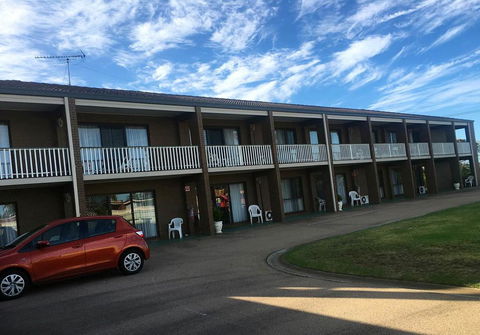 Black Swan Motor Inn - Tourism Townsville 1