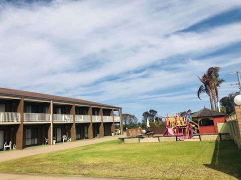 Black Swan Motor Inn - Tourism Townsville 0