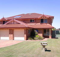 Blue Bay 83a Rocky Point Road - Foxtel  air conditioning downstairs - Tourism Townsville