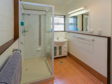 Blue Water Retreat - Downstairs - Tourism Townsville 2