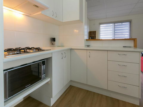 Blue Water Retreat - Downstairs - Tourism Townsville 1