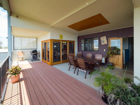 Blue Water Retreat - Upstairs - Tourism Townsville 0