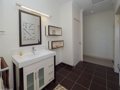 Blue Water Retreat - Upstairs - Tourism Townsville 2
