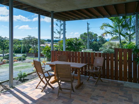 Blue Water Retreat - Upstairs & Downstairs - Tourism Townsville 3