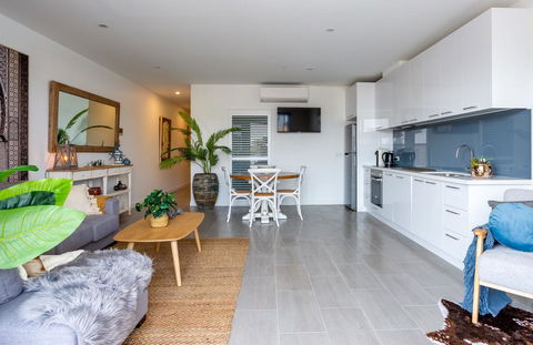Blue Waters On The Beach: Absolute Beachfront, Views - Tourism Townsville 3
