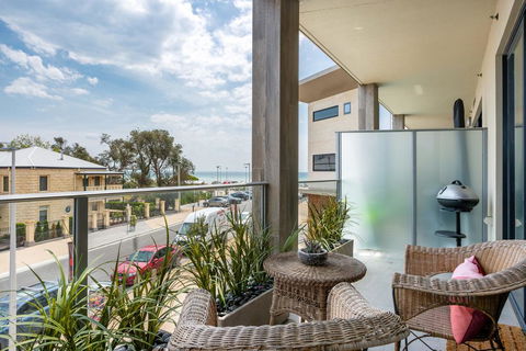 Blue Waters On The Beach: Absolute Beachfront, Views - Tourism Townsville 0