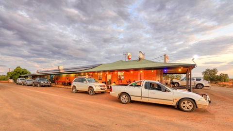 White Cliffs Hotel - Tourism Townsville 0