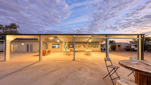 White Cliffs Hotel - Tourism Townsville 3