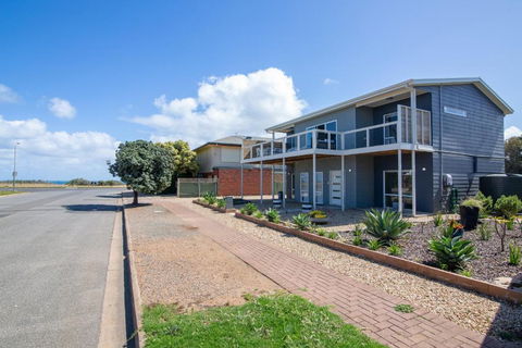 Xanadu - Aldinga Beach - C21 SouthCoast Holidays - Tourism Townsville 1