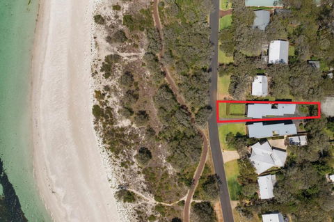 XYZ Holiday Home - Tourism Townsville 0