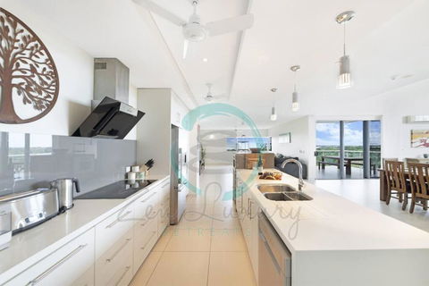 ZEN LUXURY: 2-Story 4-BR Penthouse In Darwin City With Mindal Markets & Harbour Views - Tourism Townsville 0