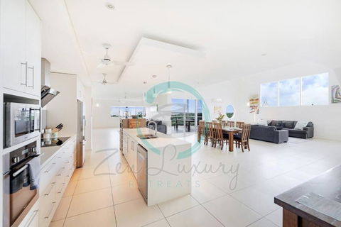 ZEN LUXURY: 2-Story 4-BR Penthouse In Darwin City With Mindal Markets & Harbour Views - Tourism Townsville 2