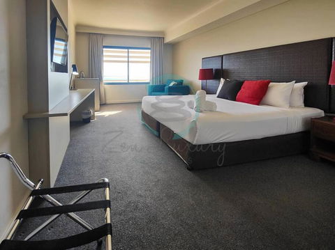 ZEN88 ESPLANADE: Hotel Suite W/ Ocean/Sunset Views - Tourism Townsville 1