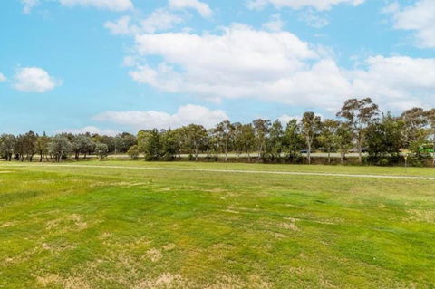 ZMITH Apartment - BROOKE, - Near AIS, GIO Stadium, UC, & Nth - Canberra Hospital - Tourism Townsville 3