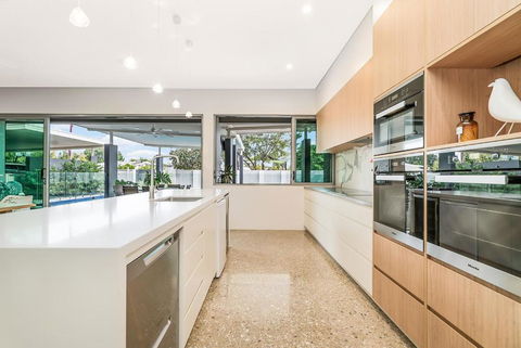 ZenLux Massive 5-BR Holiday Home - Pool - BBQ - Tourism Townsville 1